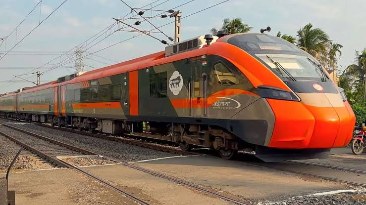 India_Builds's tweet photo. 🇮🇳 India’s second Vande Bharat Sleeper train has arrived at SMVT Bengaluru for final testing ahead of commercial operations. 🚆

Built by BEML using technology from Integral Coach Factory (ICF), Chennai, the 16-coach train features:

🔹 Capacity: 823 passengers
🔹 Design speed: 180 km/h
🔹 Classes: 3AC, 2AC & 1AC

A major step forward for India’s overnight rail travel. ✨