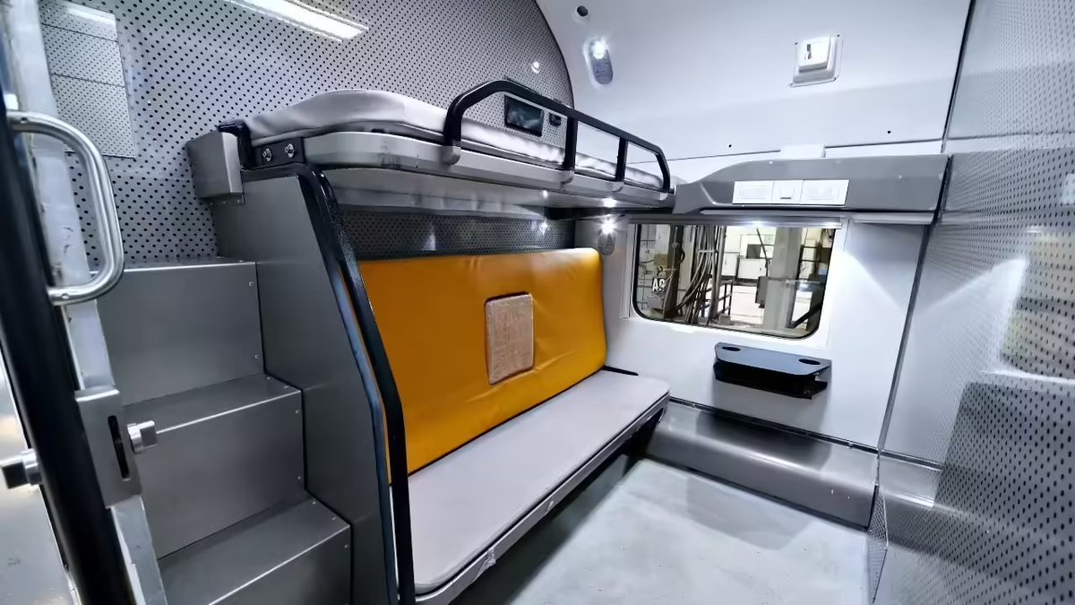 India_Builds's tweet photo. 🇮🇳 India’s second Vande Bharat Sleeper train has arrived at SMVT Bengaluru for final testing ahead of commercial operations. 🚆

Built by BEML using technology from Integral Coach Factory (ICF), Chennai, the 16-coach train features:

🔹 Capacity: 823 passengers
🔹 Design speed: 180 km/h
🔹 Classes: 3AC, 2AC & 1AC

A major step forward for India’s overnight rail travel. ✨