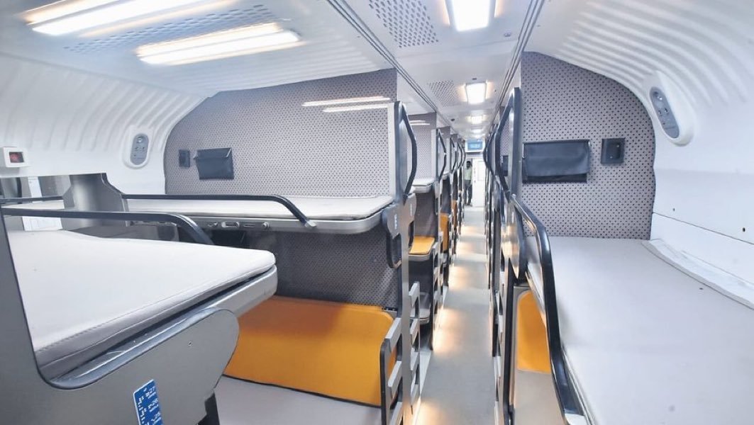 India_Builds's tweet photo. 🇮🇳 India’s second Vande Bharat Sleeper train has arrived at SMVT Bengaluru for final testing ahead of commercial operations. 🚆

Built by BEML using technology from Integral Coach Factory (ICF), Chennai, the 16-coach train features:

🔹 Capacity: 823 passengers
🔹 Design speed: 180 km/h
🔹 Classes: 3AC, 2AC & 1AC

A major step forward for India’s overnight rail travel. ✨