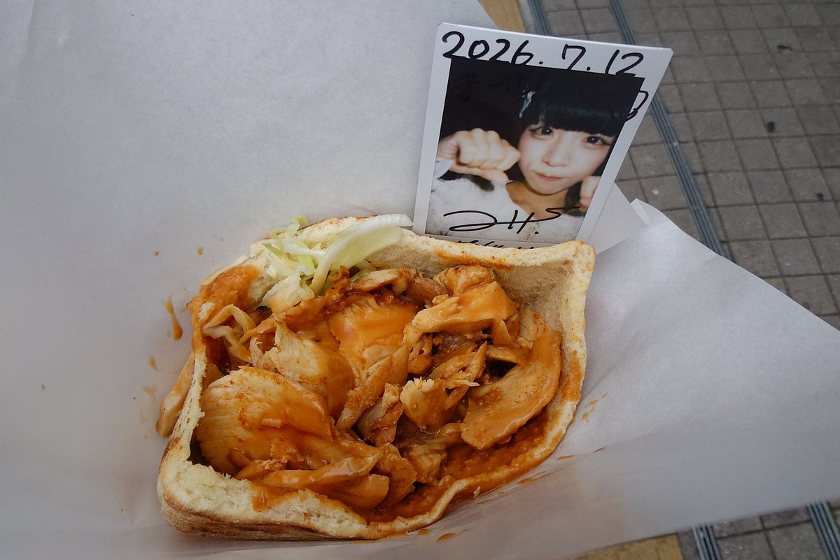 marsa_10's tweet photo. 歌舞伎町タワー周辺に来たら安定のケバブサンド🥪
みりチェキ添えて🐻
 #ヒトノユメ #鈴宮みり #みりぐらむっ https://t.co/WDYbe74BaE