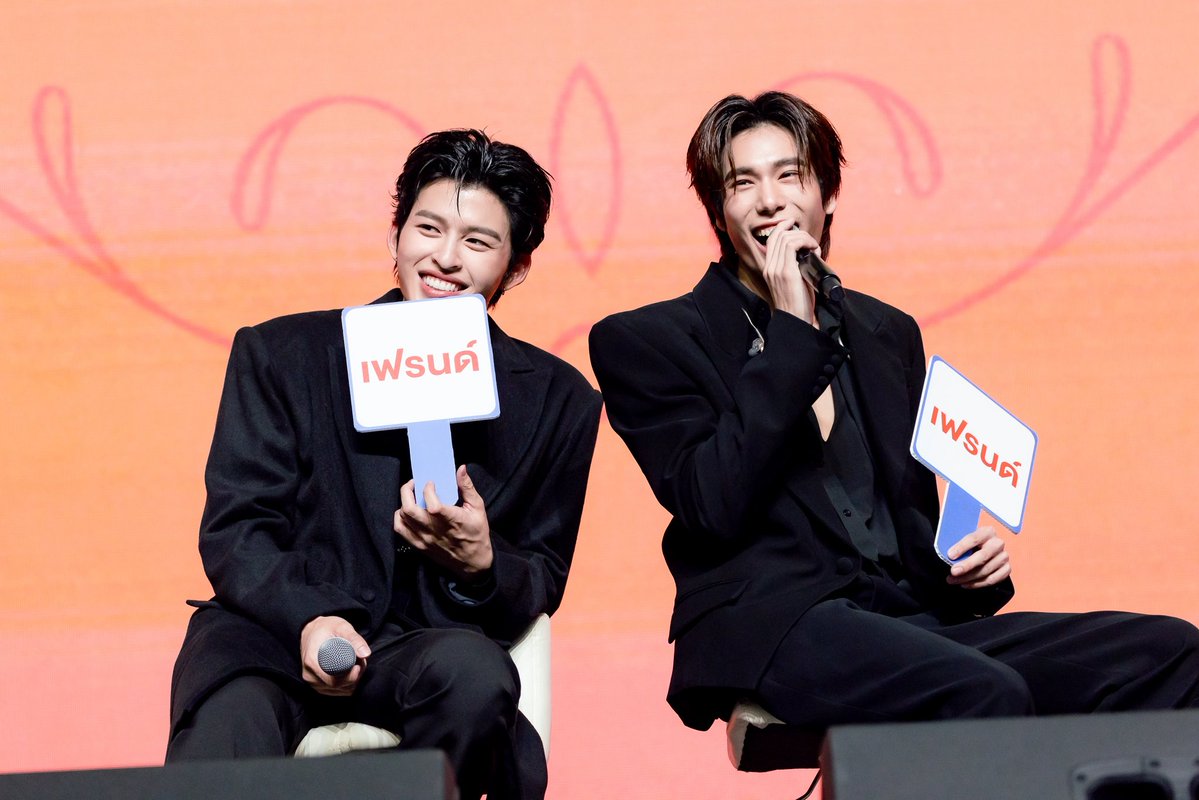 GMMTV's tweet photo. ภาพบรรยากาศงาน "มีสติแล้วลูกพีช Peach and Me Premiere Night 🤟" #PeachAndMeSeriesEP1 

“มีสติแล้วลูกพีช Peach and Me” 🤟
ทุกวันเสาร์ เวลา 20:30 น. ทางช่อง GMM25 
และดูออนไลน์ เวลา 21:30 น. บนแอป iQIYI 
และเว็บ https://t.co/2mkIGJx6pH ที่เดียวเท่านั้น

#PeachAndMeSeries
#GMMTV https://t.co/8aOGn4TygY