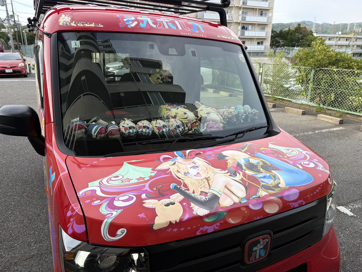 nekosamurai_d's tweet photo. 新作痛車出来ました！

フェネックの中では1番派手！
我等が座長！尾丸ポルカ！

めちゃくちゃド派手に大きく貼ってもらいました！ど迫力&激カワイイ💖

前後イラスト利用
こうましろ先生@itsuwa0815

左右イラスト依頼
水火ミミック先生@sui_hi_sf

その他お世話になった方はツリーに

#尾丸ポルカ　#ポルカ撮るか　#みてみてポルカ　#尾丸座　#座員　#痛車