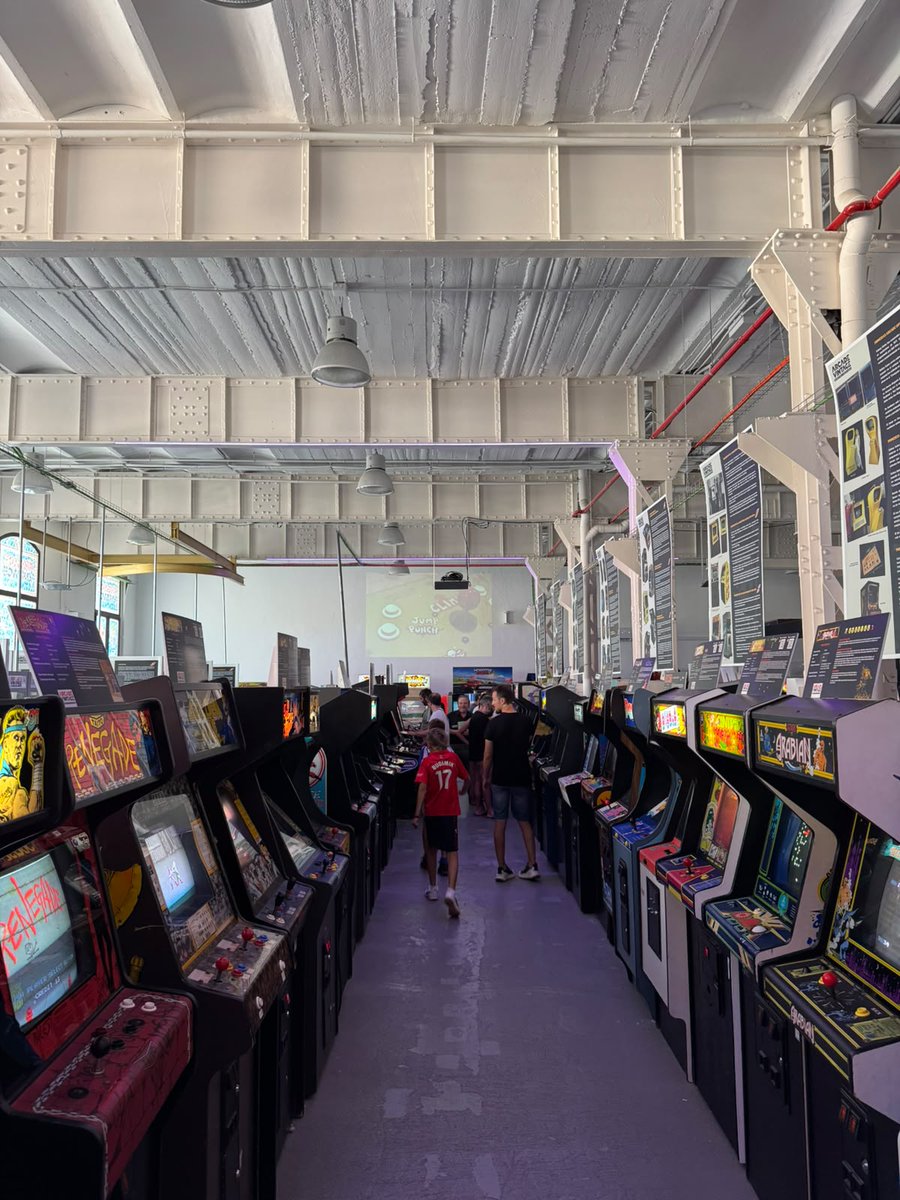 MeruDuncan's tweet photo. Ayer estuve en el Museo del Videojuego Arcade, en Ibi. Sin palabras para describir la sensación de volver a jugar con las maquinitas, y visualizar un poco la historia del videojuego. 
Pillé la época de pequeño, pero no la pude aprovechar como me hubiera gustado. https://t.co/heLJm5FSfe
