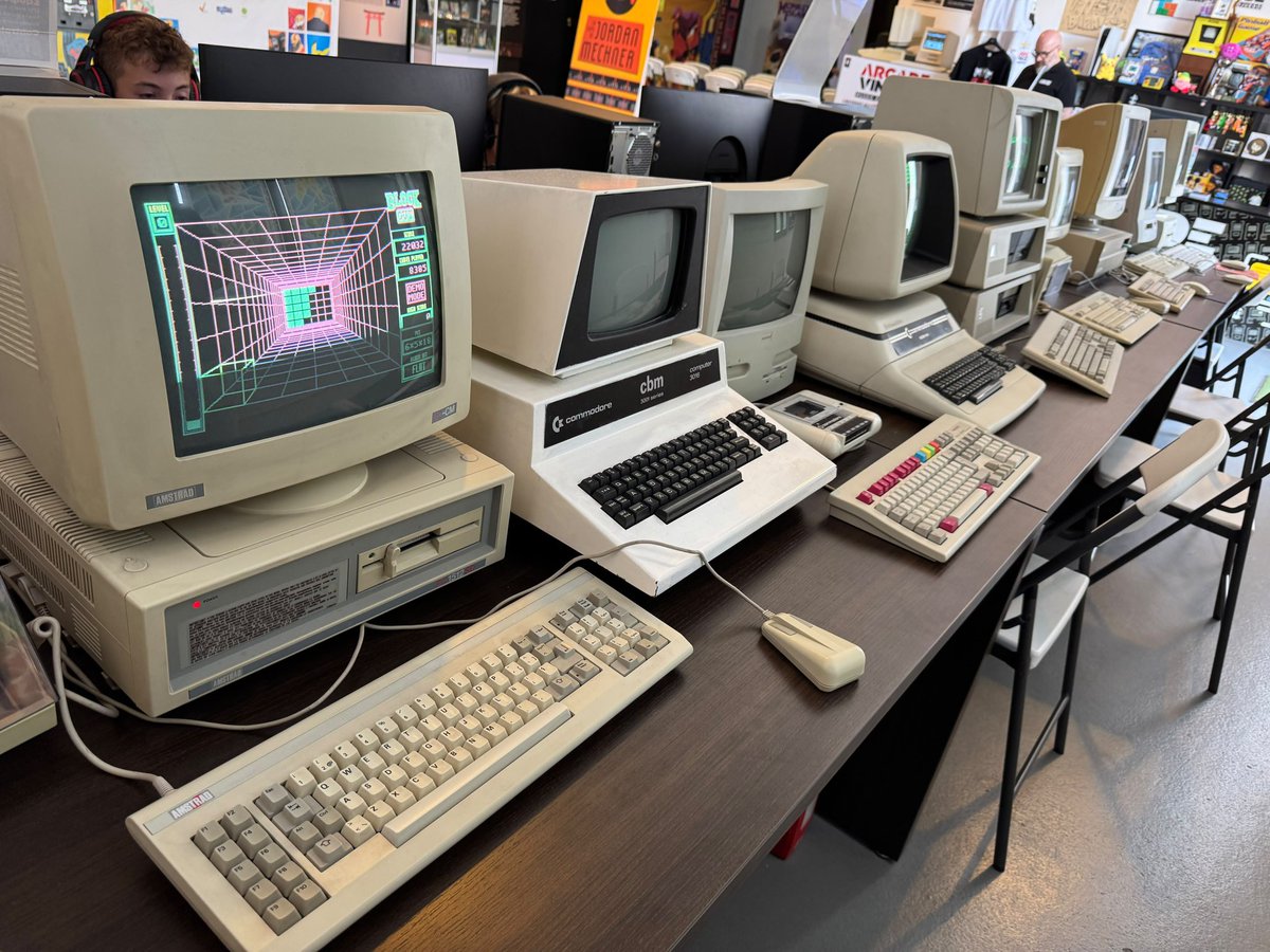MeruDuncan's tweet photo. Ayer estuve en el Museo del Videojuego Arcade, en Ibi. Sin palabras para describir la sensación de volver a jugar con las maquinitas, y visualizar un poco la historia del videojuego. 
Pillé la época de pequeño, pero no la pude aprovechar como me hubiera gustado. https://t.co/heLJm5FSfe