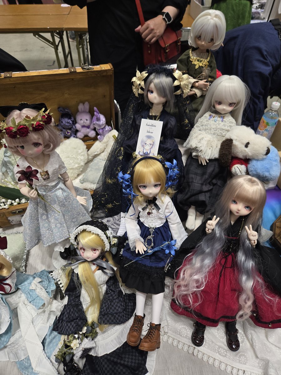 sakuma_doll's tweet photo. イドルお疲れ様でした～、色んな人来てくれて面白い1日でした🕺💃

お留守番の子達はお家探すかうちのこになってもらうかマジで悩むな...となってる4人でこぜます、通販とかするべきなのかな？w

アクキーは声が多かったのでまた機会あれば作ってみます🤘🤘🤘

#アイドール東京 https://t.co/2C6x083uuD