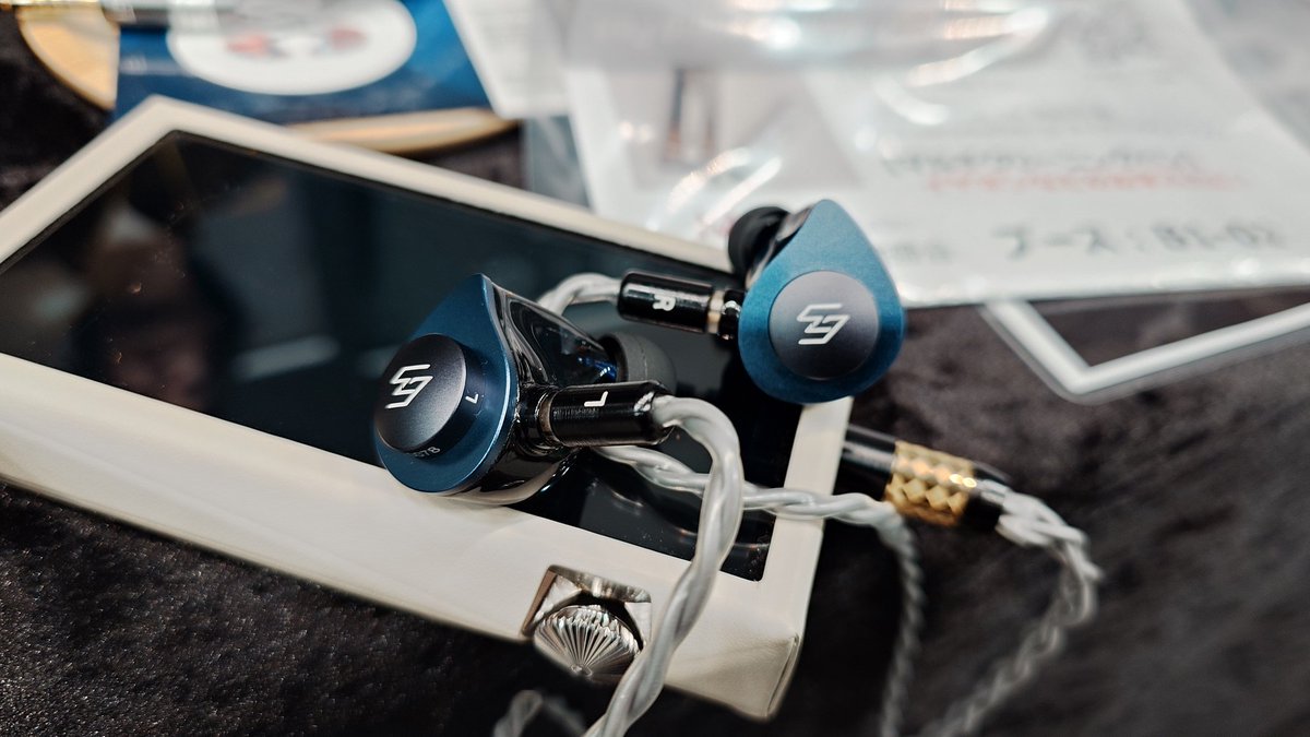 cyan_analogia's tweet photo. #ポタフェス
#EarSolution
星明Ⅲ
思ってたより低域ブリブリ感?があったけど、拡がる系低域の曲だと高域のキラキラ感がまさに夜空の星明かりって感じで良かった
何か5万くらい?のリケーブルしたほうがよりキラキラで◎ https://t.co/uEaSqGUrKm