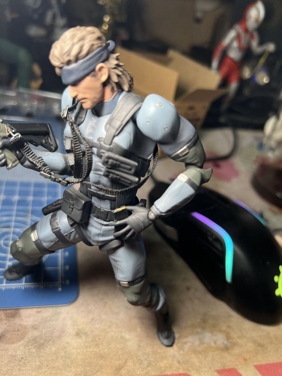 Kochimumuchiko's tweet photo. これはかなり細かく作ってあるねー、銃のベルトもちゃんと通してあるし、カラビナもちゃんと針金でそれっぽく作られてる。マガジンには弾がちゃんと入ってるように造形されてて凄い！ https://t.co/m0jb6yWddz