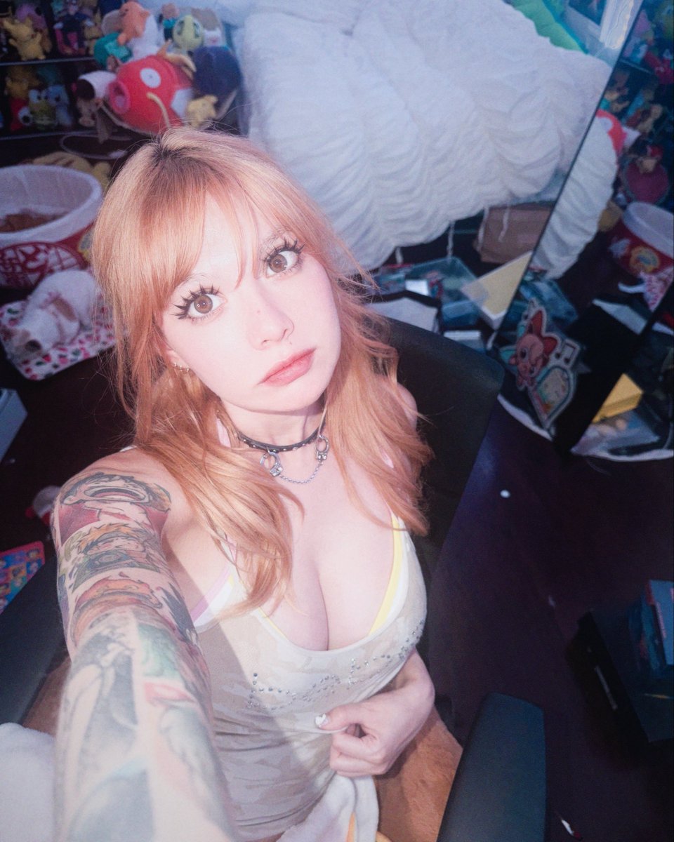 oxillery's tweet photo. never cleaning my room https://t.co/Sm8qq0hcy2