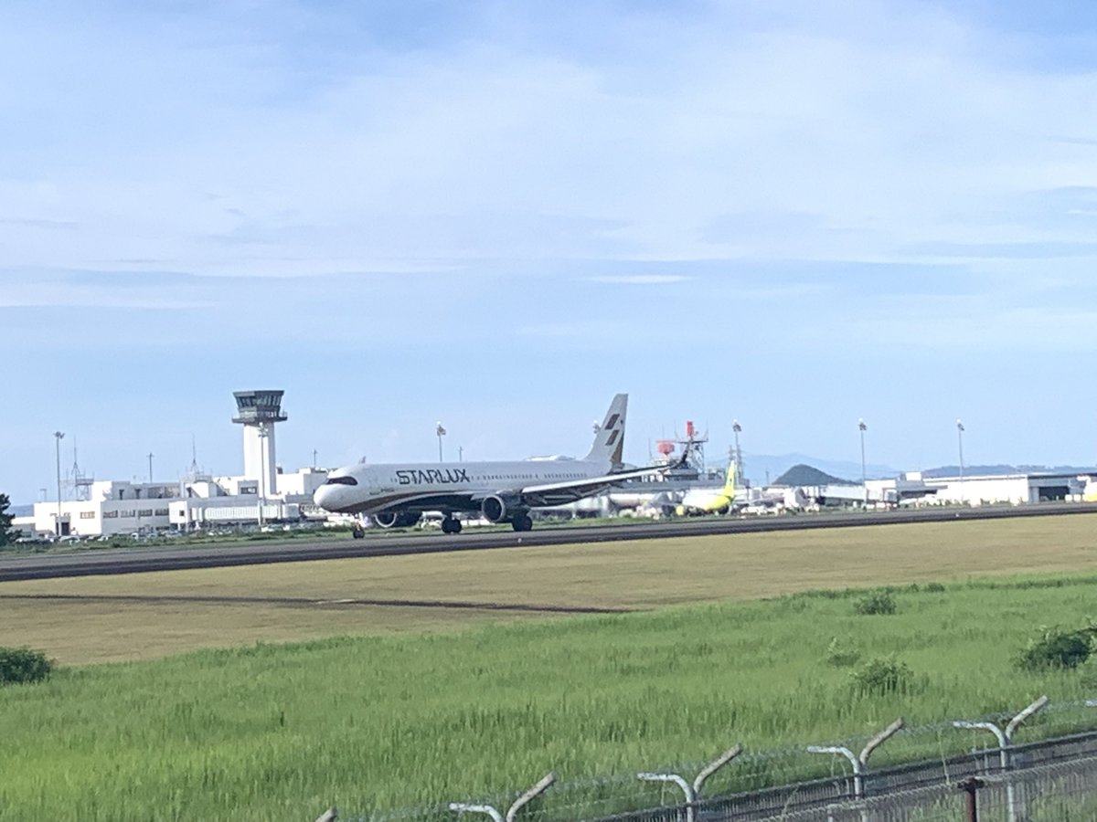 767_TAK's tweet photo. 高松空港で夕方頃からスターラックスが駐機　違和感はかなりありました　2026.7/12. JX301 (B-58202) https://t.co/OpwojKWeGF
