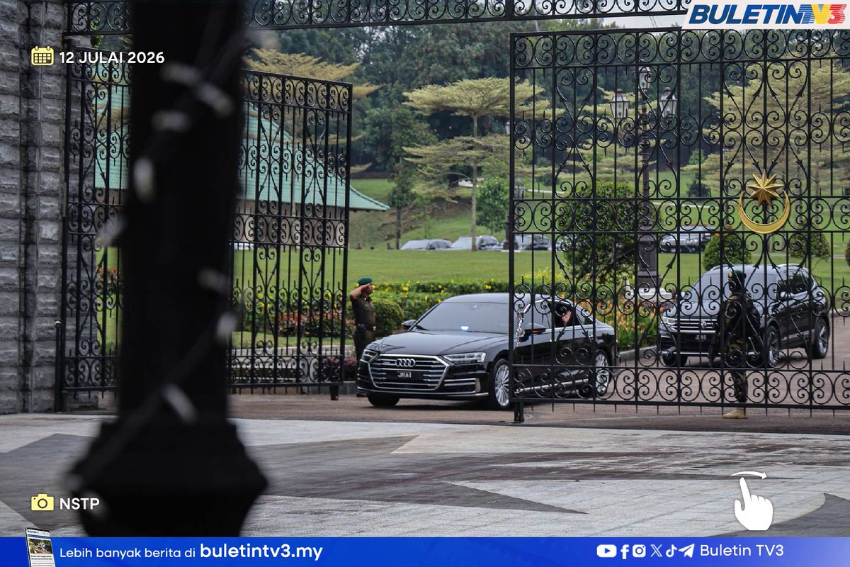 BuletinTV3's tweet photo. MB JOHOR | Ahli Dewan Undangan Negeri (ADUN) Machap, Datuk Onn Hafiz Ghazi meninggalkan perkarangan Istana Bukit Serene selepas selesai menghadiri Majlis Istiadat Mengangkat Sumpah Menteri Besar Johor. 

#BuletinTV3 #BeritaTerkini #MenteriBesarJohor #OnnHafizGhazi https://t.co/4ODaWpjt1i