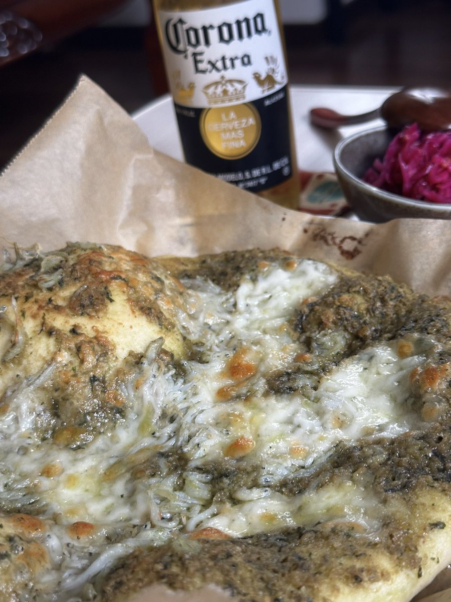 saji_throwing_'s tweet photo. ベランダで収穫したバジルでジェノベーゼピザ作ったわよ🍕 https://t.co/NdL3wARE9q