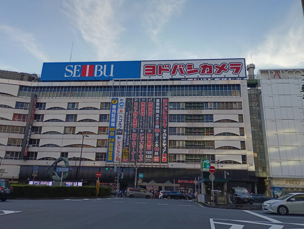 irrlicht2013's tweet photo. すごい流行ってる店行ってみた。ウンが良ければ現場見れるか！と思ってたけど、特に残り香もなかった。
4階女子トイレ・男子個室は行列できてた。緩衝地帯の通路を挟んで隣の百貨店へ行けるがギャップが激しい。 https://t.co/On0sxl3XwF