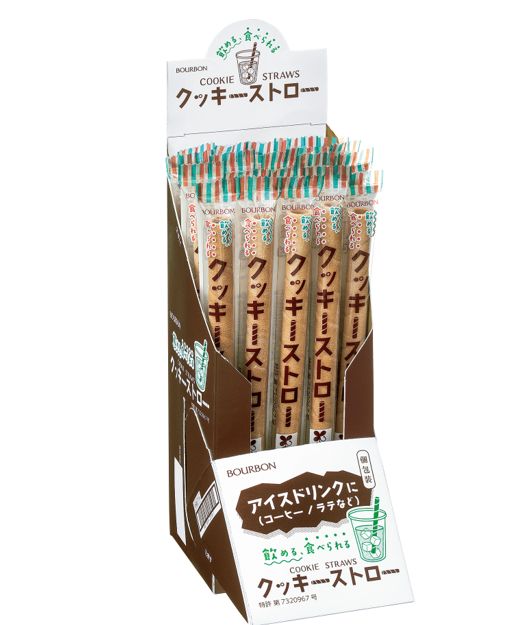 shokuhinet's tweet photo. ブルボンは7月7日、「クッキーストロー」をコンビニなどの一般ルートに向けて販売開始した。

　同商品はストローとしても使用できるトッピングクッキー。
　「ストローとして冷たい飲み物をお楽しみいただいた後はお召し上がりいただける」（ブルボン）という。

　クッキー本来のおいしさが感じられるように、業務用商品として喫茶店やカフェなどに向けて2020年1月から販売していた「コロネクッキー」を改良してバター風味をアップした。

　耐水の許容時間はシェイクやスムージータイプのドリンクの場合、約30分。ソフトドリンクやアイスコーヒーの場合は、約15分。　　　

　同商品の展開は、環境配慮活動の一環。

　「『クッキーストロー』はプラスチックごみによる海洋汚染への社会的関心の高まりを感じて開発を始めた。 菓子メーカーだからこそできる楽しさで手軽においしく、普段の生活の身近なところから環境活動を実践できる商品」と語る。

　直径は12～13ミリ。内径は8～9ミリ。長さは200ミリ。 #コロネクッキー #クッキーストロー #コロネ #ビスケット #菓子 #クッキー