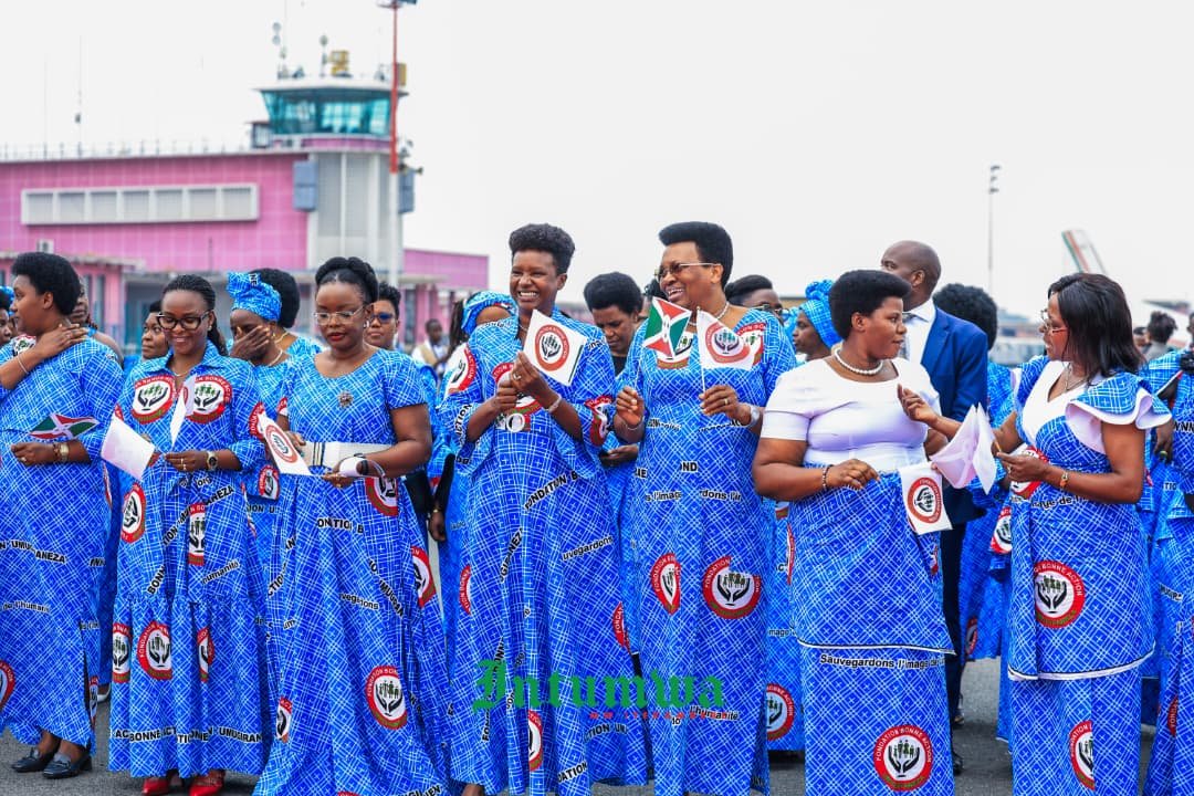 OmbudsmanBI's tweet photo. L’Ombudsman Aimée Laurentine KANYANA,aux côtés de la population et des hautes autorités, a accueilli en liesse le retour triomphal de S.E. Angeline NDAYISHIMIYE. Honneur à la Première Dame du #Burundi,doublement distinguée par l’ONU et le Global Health Award 2026. Photo: Intumwa https://t.co/Q9gFlSOcmk
