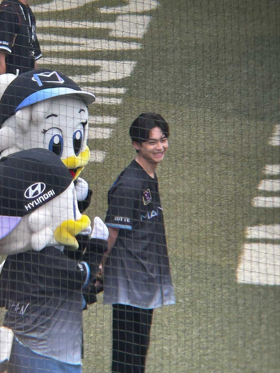 Hi8_8iR's tweet photo. 藤原恭大のスリーランホームラン記念に沢村玲のKIRARIに入会した後(中略)ライブよりも先に球場で生沢村玲を見ることになったロッテファンは、無事に沢村玲さんを拝みました https://t.co/YmwxE2zAhO