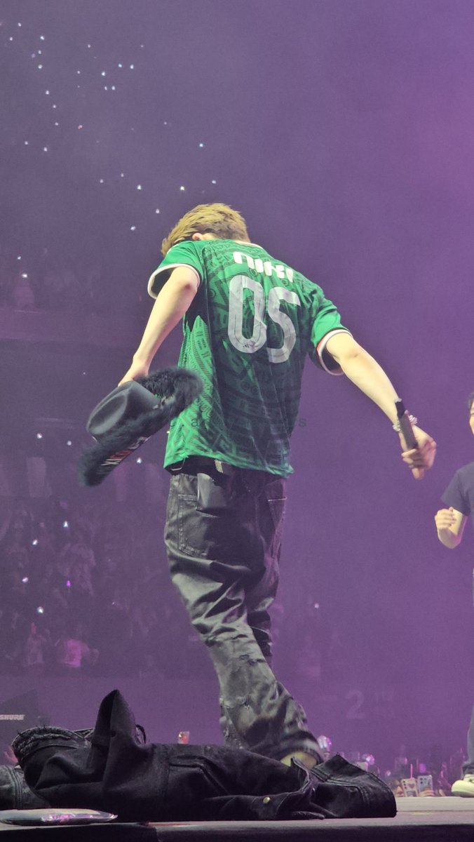 Anny_bc23's tweet photo. Todo comenzó con una diva pidiendo ayuda para hacerle llegar la jersey a Ni-ki y yo ofreciéndome a hacer hasta lo imposible, aventarle esa playera a Ni-ki va a ser un core memory para siempre 😭😭 https://t.co/GYHFCBcPGn