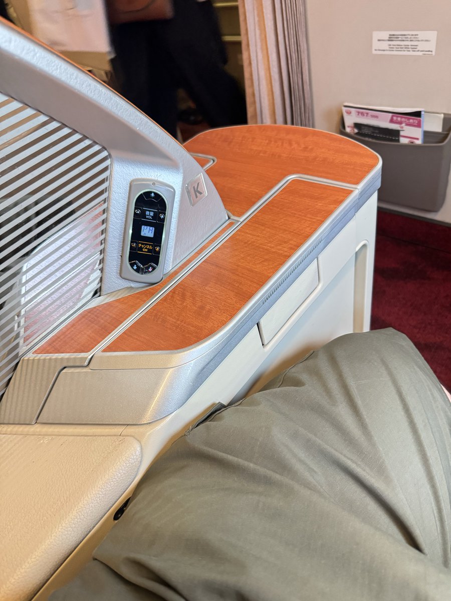 nta1975's tweet photo. 今日の機材はファーストクラス着いてるんだなーラッキーですね https://t.co/1LDVuE4Fx8