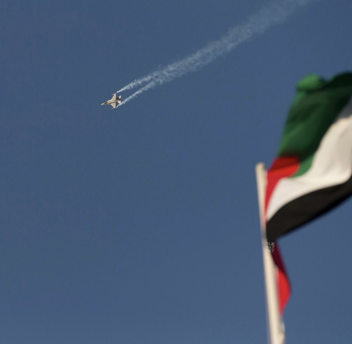 M___R1212's tweet photo. نصد الهجوم ولا إنتراعد من التهويش
وناخذ على دحر العدو صولـه وجولـه 🇦🇪⚔️ https://t.co/yLa3TNDkEF