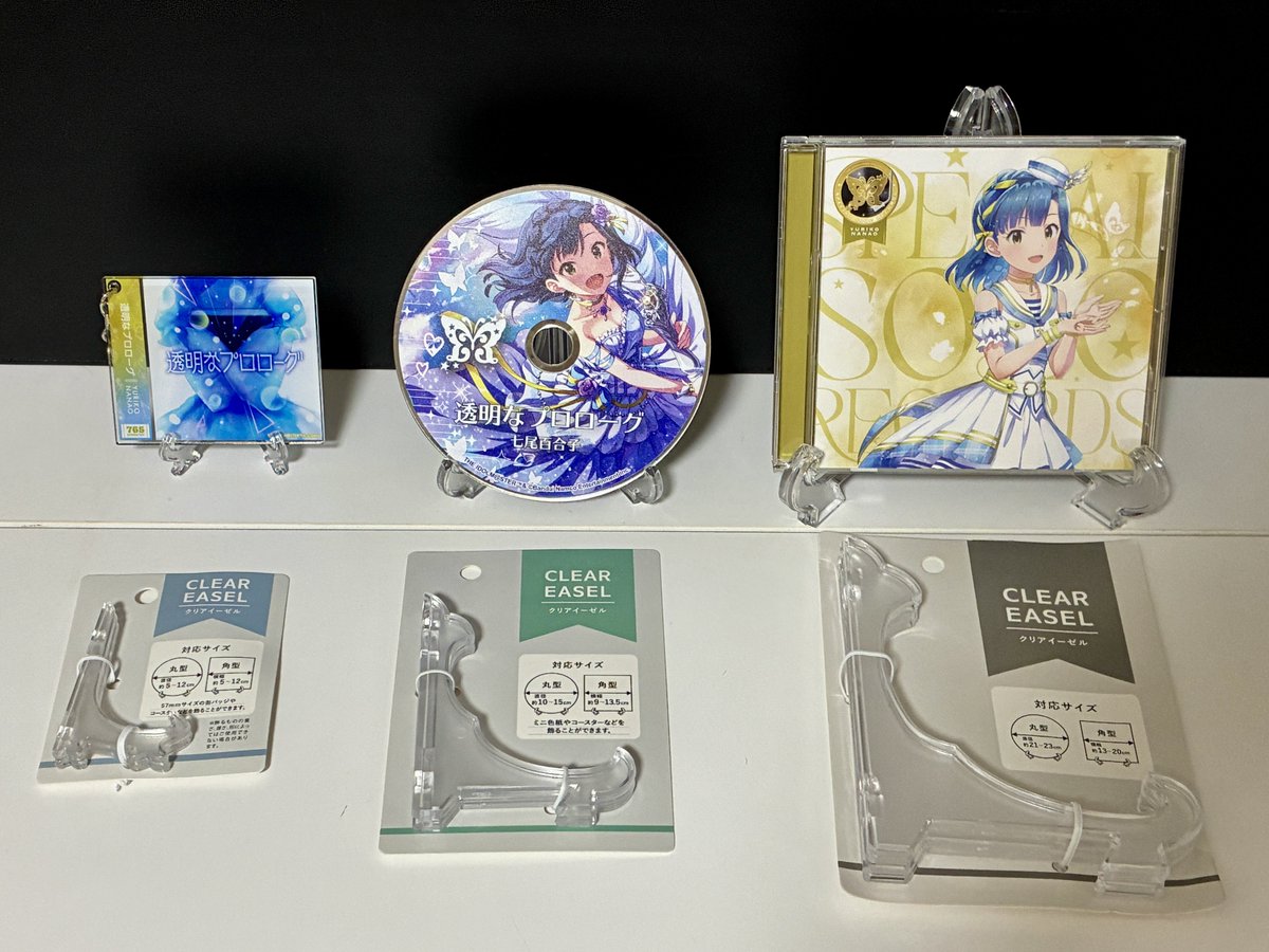 bani46p's tweet photo. 最近のミリオングッズに対してセリアのイーゼルがそれぞれこんな感じでいい感じになりますのでご参考にどうぞ
ソロレコは真ん中のサイズでも良さそうです https://t.co/E8IXa6fk59