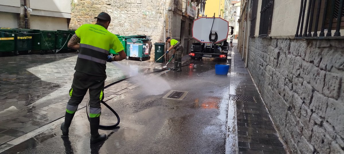 Oskarzabulon's tweet photo. A ver cuando proponen la candidatura del servicio de limpieza para lanzar el chupinazo,que van a arrasar en votos a cualquier otra. 
Eso sí, que no lo tire el tipejo que está sentado en la oficina de la mancomunidad, si no los trabajadores de la limpieza
#Sanfermin2027
#Chupinazo https://t.co/Us44CvPxl7