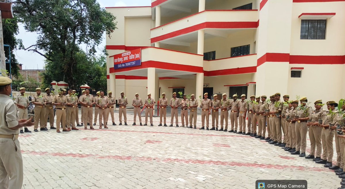 DeoriaPolice's tweet photo. पुलिस अधीक्ष��� देवरिया के निर्देशन में "एक पेड़ माँ के नाम" अभियान के क्रम में थाना श्रीरामपुर पुलिस द्वारा अपने थाना एवं चौकी परिसर में विभिन्न प्रजातियों के छायादार, फलदार एवं औषधीय पौधों का रोपण कर पर्यावरण संरक्षण का संदेश दिया गया। https://t.co/kjmUjektBU