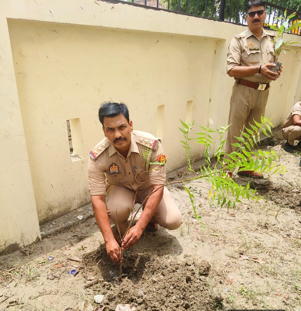 DeoriaPolice's tweet photo. पुलिस अधीक्ष��� देवरिया के निर्देशन में "एक पेड़ माँ के नाम" अभियान के क्रम में थाना श्रीरामपुर पुलिस द्वारा अपने थाना एवं चौकी परिसर में विभिन्न प्रजातियों के छायादार, फलदार एवं औषधीय पौधों का रोपण कर पर्यावरण संरक्षण का संदेश दिया गया। https://t.co/kjmUjektBU