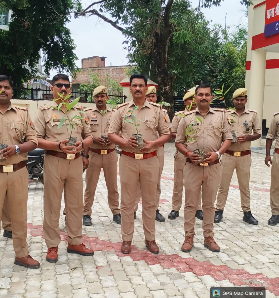 DeoriaPolice's tweet photo. पुलिस अधीक्ष��� देवरिया के निर्देशन में "एक पेड़ माँ के नाम" अभियान के क्रम में थाना श्रीरामपुर पुलिस द्वारा अपने थाना एवं चौकी परिसर में विभिन्न प्रजातियों के छायादार, फलदार एवं औषधीय पौधों का रोपण कर पर्यावरण संरक्षण का संदेश दिया गया। https://t.co/kjmUjektBU