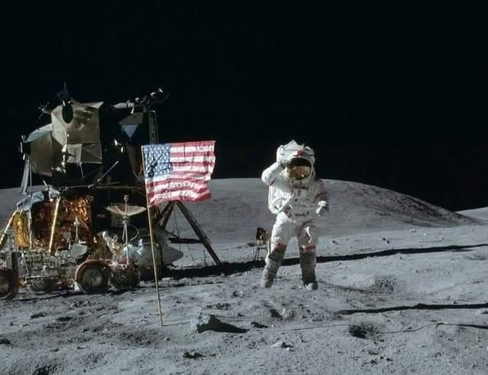 RobertoAvventu2's tweet photo. "Premetto che non sono un "complottista".
Però cresce in me qualche dubbio, visto quello che è successo ultimamente con la corsa alla luna.
IO LA LUNA E TU!
Quindi, limitandoci all'ultimo anno di esplorazioni lunari, coi supercomputer e le AI, i rilevatori laser e le scansioni del terreno in HD, la sonda giapponese Hakuto-R si è schiantata (un eventuale equipaggio sarebbe morto), la sonda russa Luna 25 si è schiantata (un eventuale equipaggio sarebbe morto), la sonda USA Peregrine si è guastata dopo pochi minuti di volo (un eventuale equipaggio sarebbe morto), la sonda giapponese SLIM è atterrata capovolta (un eventuale equipaggio sarebbe morto).
La sonda indiana Chandrayaan 3 è atterrata e ha trasmesso poche foto e tre brevissimi video.
Invece grazie alla straordinaria tecnologia degli anni '60 (purtroppo perduta) gli americani nel 1969-72, con un'astronave SENZA schermatura per le radiazioni e con astronauti protetti dalle temperature estreme solo da miracolose tute raffreddate con 5 litri d'acqua, hanno portato in bellezza 12 astronauti. Si sono trattenuti sulla Luna fino a tre giorni, nei quali hanno perfino ballato, cantato, giocato a golf e fatto rally con un'auto pieghevole tenuta nel bagagliaio del LEM, trasmesso in diretta ore e ore di video, girato filmati e scattato centinaia di ottime foto. E ovviamente scavato col piccone e riportato 383 kg. di rocce.
Poi sono decollati, hanno centrato l'astronave madre che passava in cielo a 6000 km./h, l'hanno agganciata e sono tornati a Terra freschi e riposati.
Pure la telefonata di Nixon con un telefono a cornetta che elogiava e ringraziava gli astronauti sulla luna a 384mila km di distanza… non è male.
Fa pensare."
Dal web. E ora scatenatevi 📷