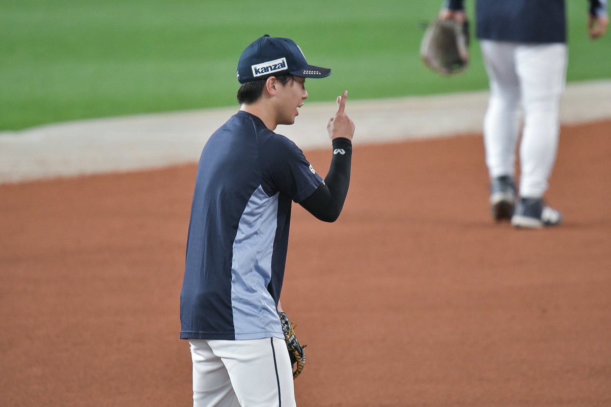 nimo_2268's tweet photo. 不意に自分の手✌️を見つめる滝澤選手
大遠征最終日も元気に身体を動かしていました

260712 #seibulions #滝澤夏央 選手 https://t.co/trNjhjySHL