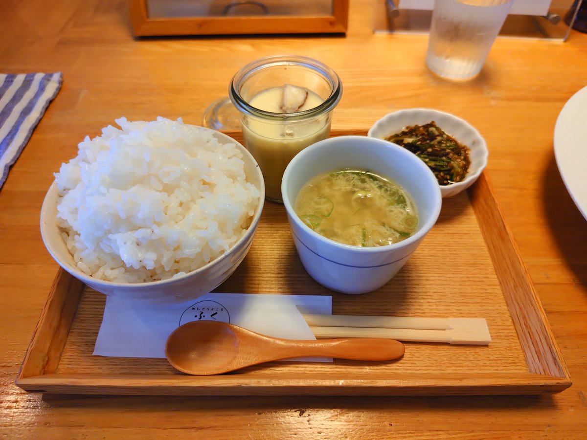tainakacity's tweet photo. 今日のランチはめしくうところふく。今週のふく定食は、大葉ソースのハンバーグ✨さっぱりしたソースで食べる肉汁あふれるハンバーグが美味い！副菜のもずく酢も嬉しかった。今週も大満足✨ https://t.co/lR6QdGi9iz