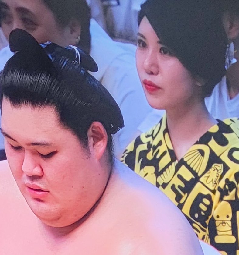 zigoku893's tweet photo. 大の里の後ろにいた人がやたら美人だし面白い柄の着物だった👺

なんか今日は朝から観戦ばかりで疲れたな😮‍💨暫くは玉蹴り大会もないしゆっくりするか https://t.co/pd0y0VDtJF