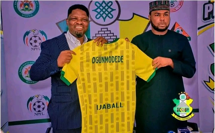 OffsideSpo13737's tweet photo. 🚨 OFFICIAL: Daniel Ogunmodede is the new Head Coach of Kano Pillars! 💙💛

Former Remo Stars manager and current Super Eagles assistant coach Daniel Ogunmodede has been unveiled as the new man in charge at Kano Pillars ahead of the new NPFL season. https://t.co/WpHYpAqr7a