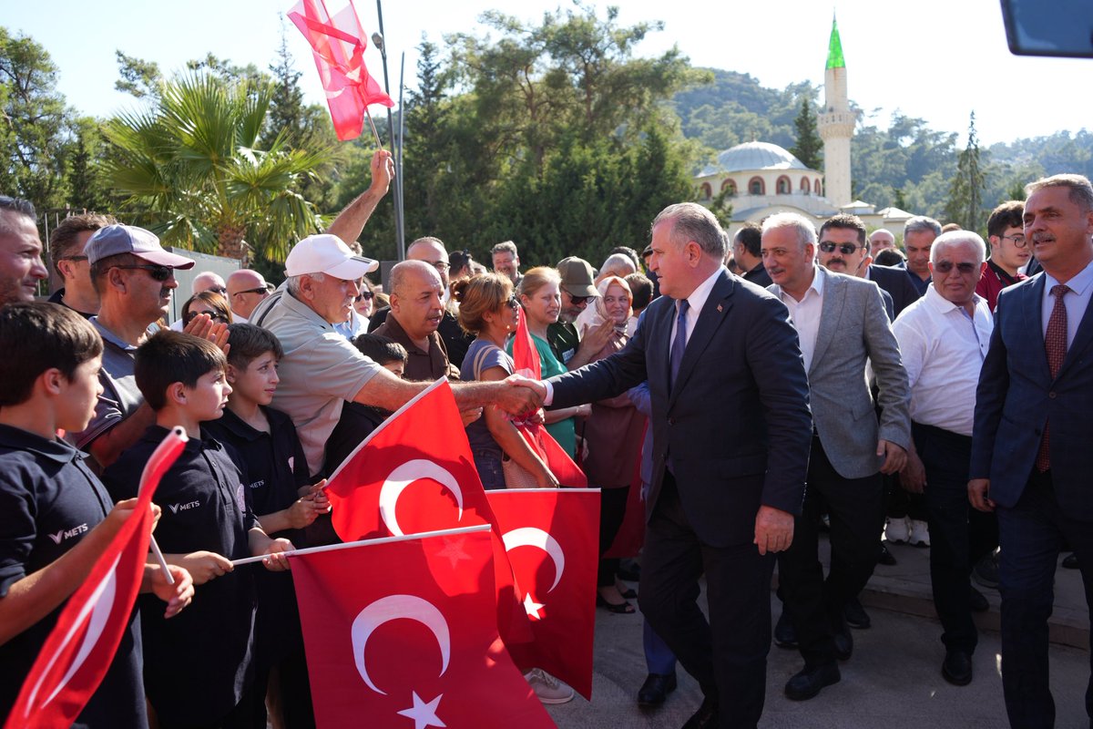 GSB_Mugla's tweet photo. 🇹🇷 Marmaris Spor Kompleksimizde büyük bir coşku yaşandı.

Gençlik ve Spor Bakanımız Sayın Dr. Osman Aşkın Bak; sporcularımız, gençlerimiz ve vatandaşlarımız tarafından Türk bayrakları eşliğinde büyük bir sevgi ve heyecanla karşılandı. https://t.co/KQxvTriQYn