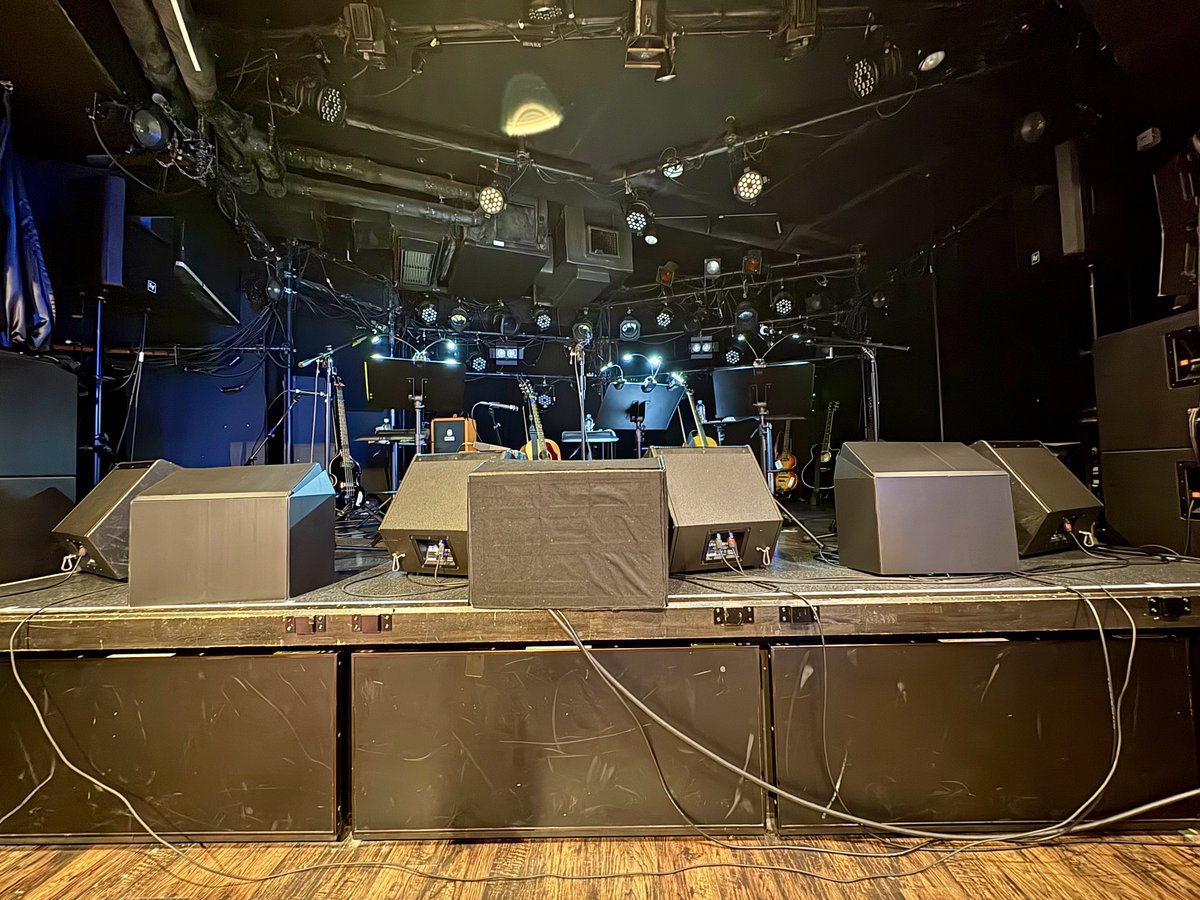 sakuraTO01's tweet photo. 今日はT.C.R.横浜銀蝿R.S.

愛知の茶話会に行きました

早く着いたのですが中で休憩するところがあり開場前まで快適に過ごせました

自分がFCで取ったチケットA5で入場して最前中央で観ました

昨日に比べたら話しが多くて1曲少なかったのですが時間が長かったです https://t.co/yCFRI1KNQx