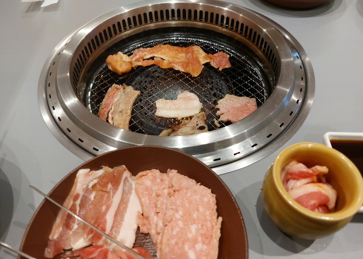 uraura_cat's tweet photo. しゃぶしゃぶしたくてゆず庵に行こうとしたら480分待ちだって！8時間？！
しかも予約は2週間先まで埋まってるって💦
という事で すたみな太郎Premiumに行ってきましたとさ🥩 https://t.co/EsdVk2elNl