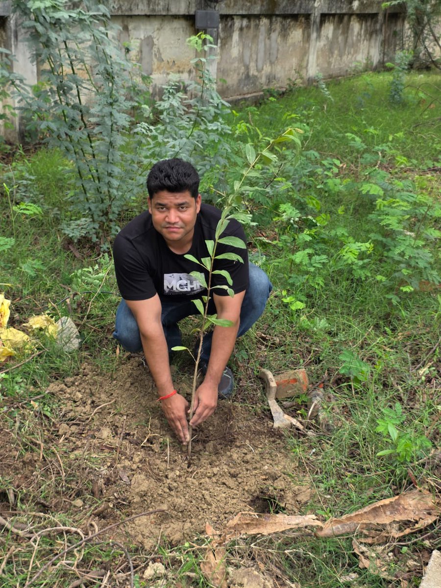 kanpurdehatpol's tweet photo. 🌱 'एक पेड़ माँ के नाम' थीम पर वृक्षारोपण महाअभियान-2026 के अंतर्गत #SP_KD @shraddha_pn व ASP के निर्देशन तथा CO अकबरपुर के मार्गदर्शन में सर्किल के समस्त थाना/चौकियों एवं कार्यालयों में वृहद स्तर पर पौधरोपण किया गया।
🌿 हरित प्रदेश-स्वच्छ प्रदेश की ओर एक सशक्त कदम।
  #GreenUP https://t.co/aI1GReRGnx