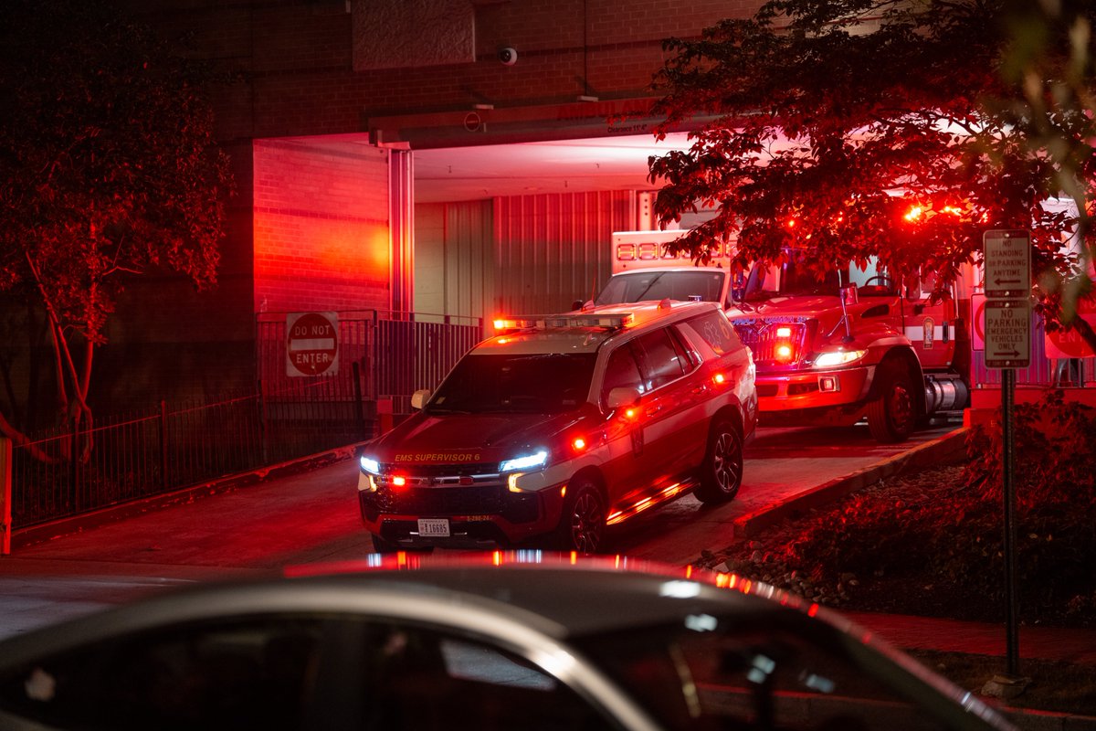 PenguinSix's tweet photo. Last night, Senator Lindsey Graham was transported to GWU Hospital on Medic 7, seen here just after his arrival. He passed away shortly thereafter. 
https://t.co/v25cplOlXe https://t.co/7jMjvZEPdq