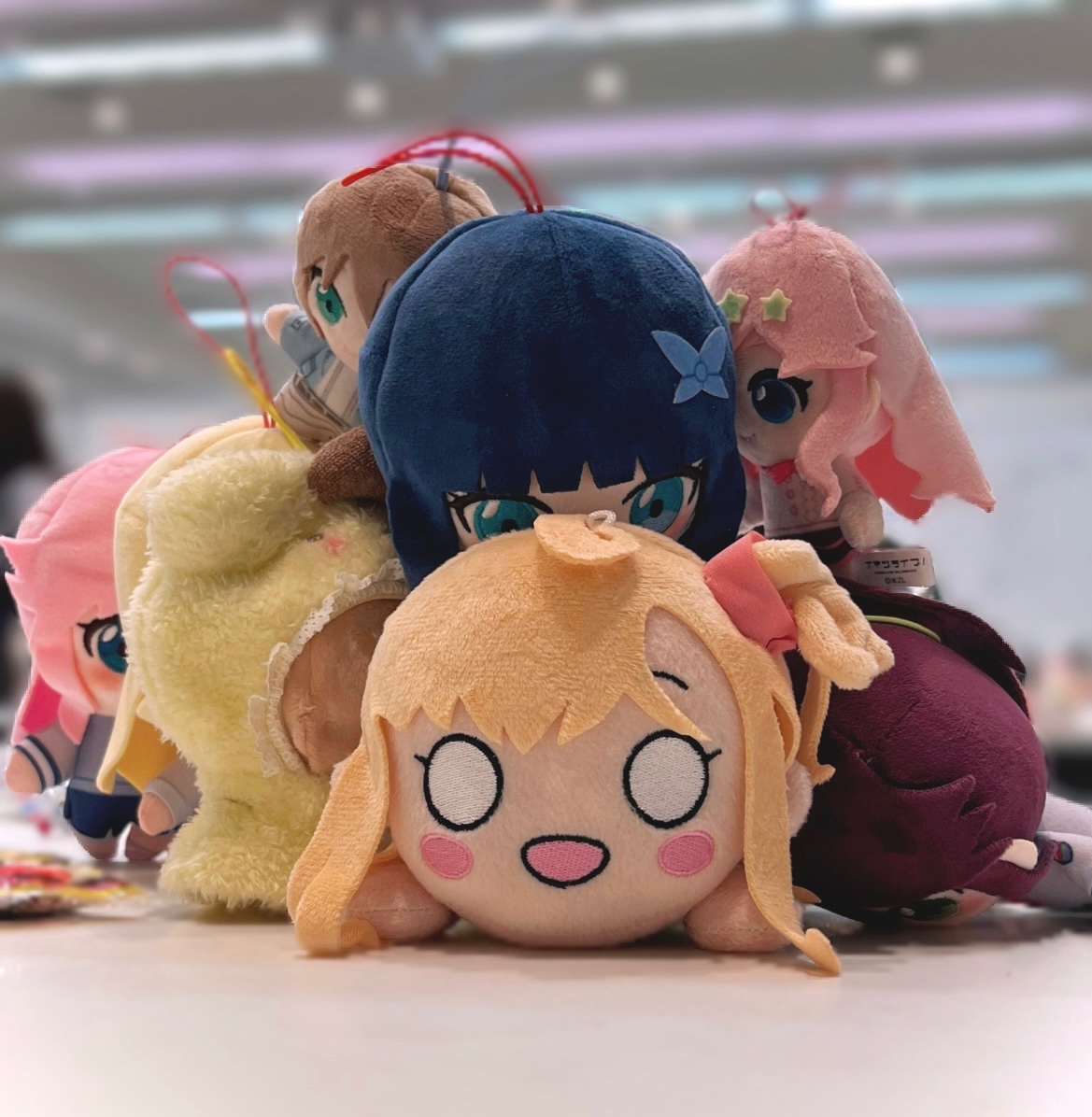 kotomori_honoka's tweet photo. 楽屋に重ねられていたぬいたち（シャケ作）
#いきづらい部 https://t.co/yv4zwYPeqx