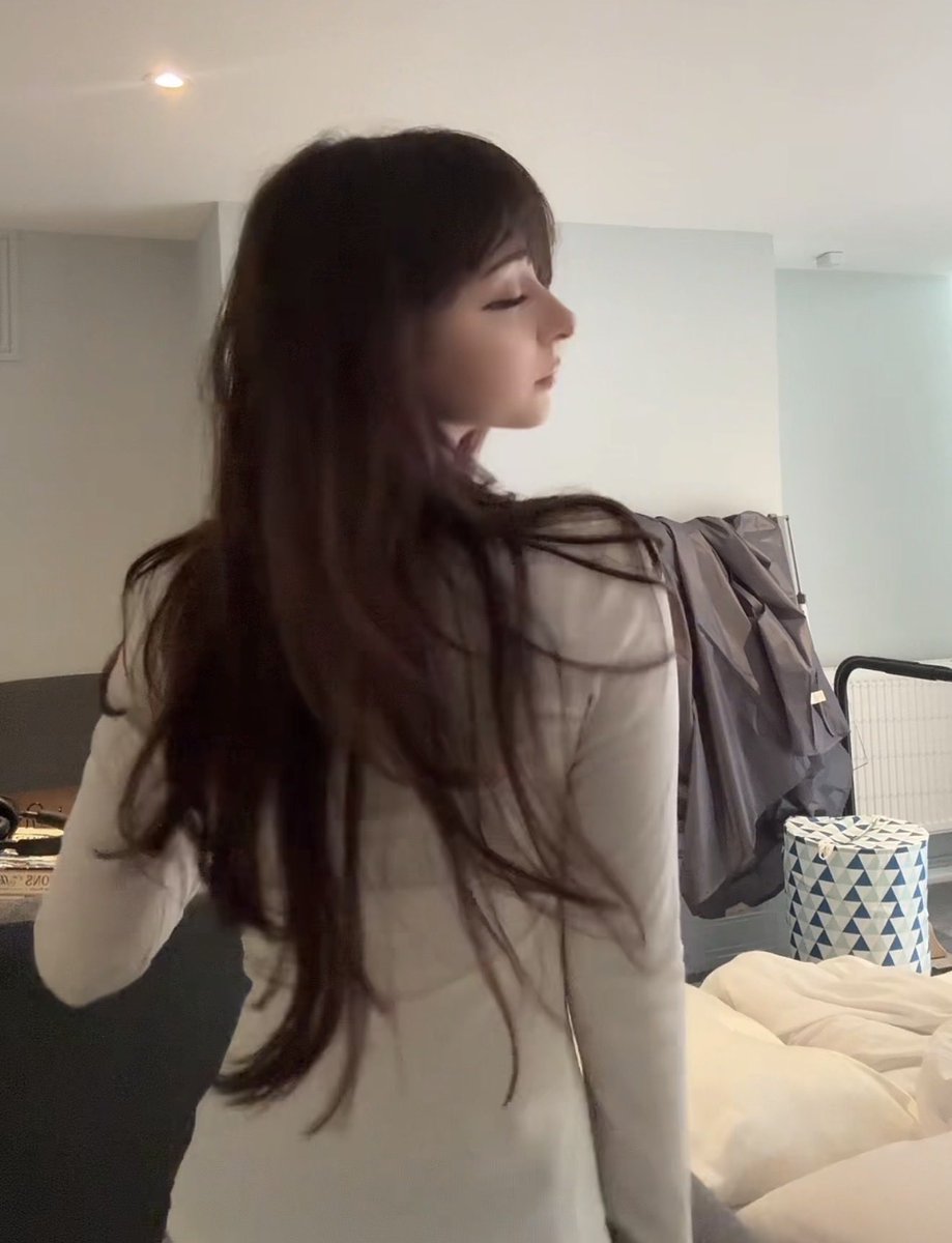 SurvivingAsElla's tweet photo. Ignore the fact this is a chopped video screenshot but I love my hair so much https://t.co/AmZJiWavEC