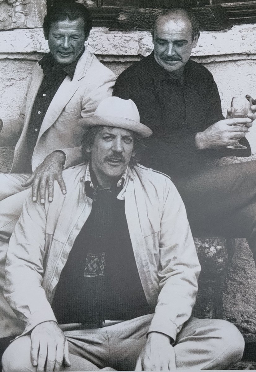 JMHallett19935's tweet photo. 2 Bonds and 1 Don.
A pic from one of my recent finds Bond on Bond: The Ultimate Book on 50 years of Bond Movies - Roger Moore with Gareth Owen.
Happy Sunday! 🕵️ 😎
#rogermoore #seanconnery #donaldsutherland #jamesbond https://t.co/K8w7pW9gHs