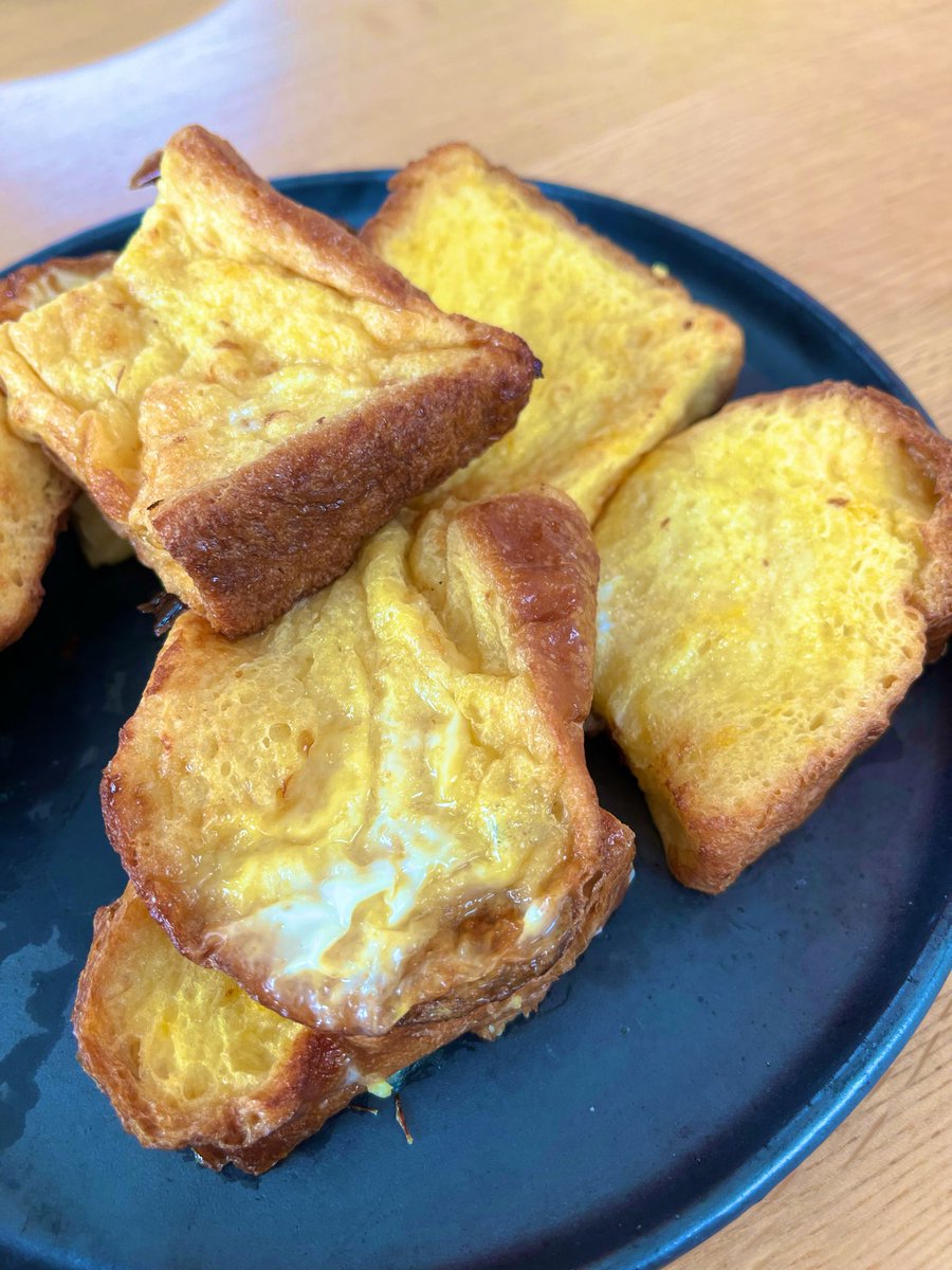 ayaca_hiro's tweet photo. 今日の朝食はノンフライヤーでフレンチトーストを作ってみました。
全主婦・主夫の皆さまおすすめです。

▫️レシピ
食パン3枚
卵　2個
牛乳　200cc
砂糖　小さじ4杯
バター　適量

ノンフライヤー　予熱あり195度5分 https://t.co/cnGxcdZu3z