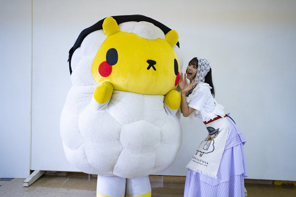 yufu_0708's tweet photo. そしてなんと！
羊ヶ丘展望台出身の「ジンギスカンのジンくん」が私たちに会いに来てくれたよー！！！
ジンくんありがとう！！！

ジンギスカン食べてお腹いっぱいになったあと、ジンくんに会えるなんて、あまりにも美味しい思い出…🐏💕

#いい写真　
#試されるゆっふぃー https://t.co/rC7b5KhQQ2
