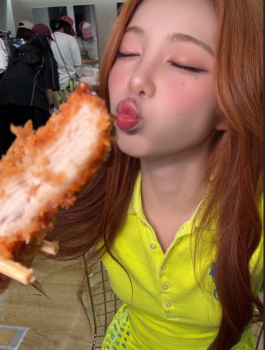 permeewn's tweet photo. 𝗇𝗈𝗆 𝗇𝗈𝗆 𝗇𝗈𝗆 𝗇𝗈𝗆, 𝗒𝗎𝗆! 🥢🍱 https://t.co/YUNOVYT6rI