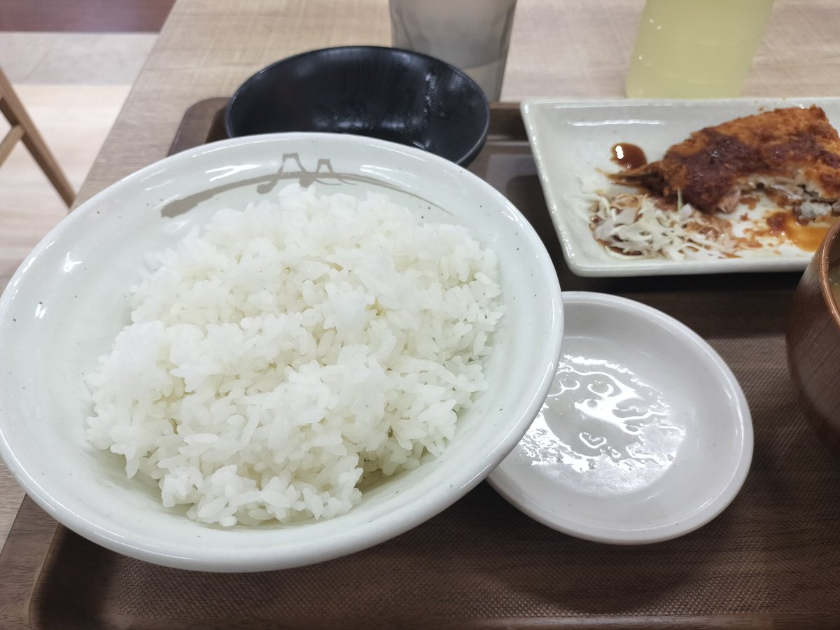 aca0920's tweet photo. SAの松屋でおかわりで大盛頼んだら想像の倍だったw今度から定食頼もう https://t.co/7zOxiZkqLK