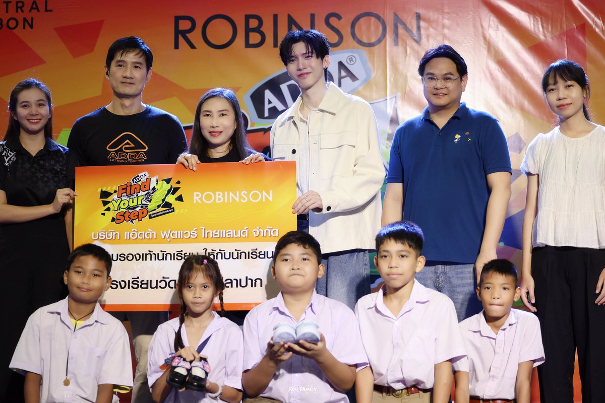 AouFamily's tweet photo. — AOU X ADDA UBON 👟💛
#ADDAxAOU
#aou_tnbknr #เหล่าเดซี่ของอู๋

วันนี้ขอขอบคุณทาง @Addathailand และ @central_ubon มากๆเลยนะคะ ที่พาน้องอู๋ไปพบปะกับแฟนๆชาวอุบล ได้ร่วมกิจกรรมสนุกๆ และยังได้ร่วมบริจาครองเท้าให้กับน้องๆ นักเรียนอีกด้วย ขอบคุณมากๆเลยนะคะ หวังว���าจะมีโอกาสได้ร่วมงานกันอีกนะคะ ขอบคุณมากค่ะ 🙏🏻💛✨ 

และขอขอบคุณเหล่าเดซี่ของอู๋ทุกท่าน ทั้งท่านที่อยู่อุบลและท่านที่เดิตทางใกล้ไกลเพื่อไปหาน้องอู๋ในวันนี้นะคะ เดินทางกลับอย่างปลอดภัยนะคะ และขอบคุณทีมหน้าจอที่ช่วยกันเทรนด้วยนะคะ หวังว่าจะเป็นวันที่ได้รับความสุขกลับไปกันเยอะๆ เลยน้าาาา แล้วพบกันใหม่โอกาสหน้านะคะ 💛🌼