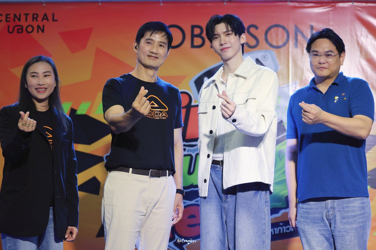 AouFamily's tweet photo. — AOU X ADDA UBON 👟💛
#ADDAxAOU
#aou_tnbknr #เหล่าเดซี่ของอู๋

วันนี้ขอขอบคุณทาง @Addathailand และ @central_ubon มากๆเลยนะคะ ที่พาน้องอู๋ไปพบปะกับแฟนๆชาวอุบล ได้ร่วมกิจกรรมสนุกๆ และยังได้ร่วมบริจาครองเท้าให้กับน้องๆ นักเรียนอีกด้วย ขอบคุณมากๆเลยนะคะ หวังว���าจะมีโอกาสได้ร่วมงานกันอีกนะคะ ขอบคุณมากค่ะ 🙏🏻💛✨ 

และขอขอบคุณเหล่าเดซี่ของอู๋ทุกท่าน ทั้งท่านที่อยู่อุบลและท่านที่เดิตทางใกล้ไกลเพื่อไปหาน้องอู๋ในวันนี้นะคะ เดินทางกลับอย่างปลอดภัยนะคะ และขอบคุณทีมหน้าจอที่ช่วยกันเทรนด้วยนะคะ หวังว่าจะเป็นวันที่ได้รับความสุขกลับไปกันเยอะๆ เลยน้าาาา แล้วพบกันใหม่โอกาสหน้านะคะ 💛🌼