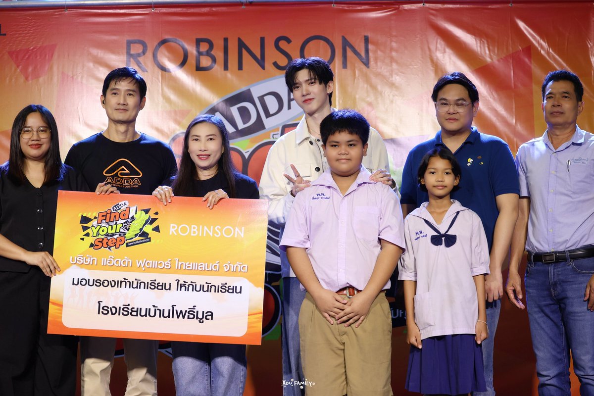 AouFamily's tweet photo. — AOU X ADDA UBON 👟💛
#ADDAxAOU
#aou_tnbknr #เหล่าเดซี่ของอู๋

วันนี้ขอขอบคุณทาง @Addathailand และ @central_ubon มากๆเลยนะคะ ที่พาน้องอู๋ไปพบปะกับแฟนๆชาวอุบล ได้ร่วมกิจกรรมสนุกๆ และยังได้ร่วมบริจาครองเท้าให้กับน้องๆ นักเรียนอีกด้วย ขอบคุณมากๆเลยนะคะ หวังว���าจะมีโอกาสได้ร่วมงานกันอีกนะคะ ขอบคุณมากค่ะ 🙏🏻💛✨ 

และขอขอบคุณเหล่าเดซี่ของอู๋ทุกท่าน ทั้งท่านที่อยู่อุบลและท่านที่เดิตทางใกล้ไกลเพื่อไปหาน้องอู๋ในวันนี้นะคะ เดินทางกลับอย่างปลอดภัยนะคะ และขอบคุณทีมหน้าจอที่ช่วยกันเทรนด้วยนะคะ หวังว่าจะเป็นวันที่ได้รับความสุขกลับไปกันเยอะๆ เลยน้าาาา แล้วพบกันใหม่โอกาสหน้านะคะ 💛🌼