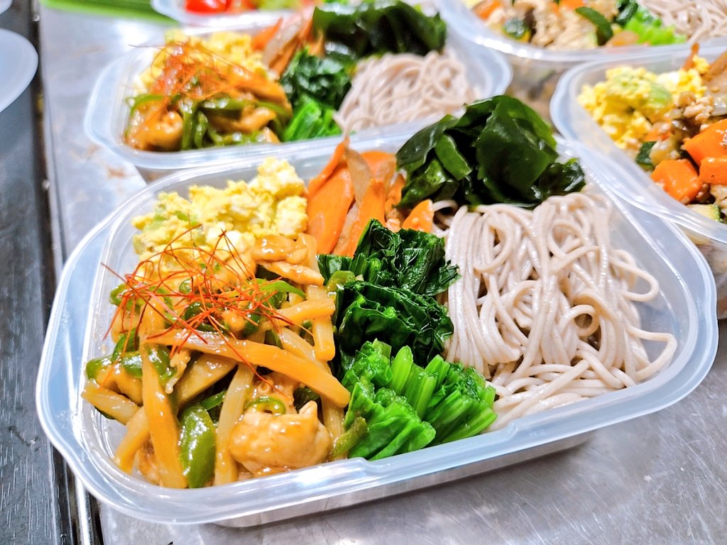usotukiApril's tweet photo. 来週もえらすぎ。
蕎麦？って感じだったので、
主張しました。
1.2.青椒肉絲
3.4.ズッキーニ茄子人参鶏胸
5.アボカドトマト
6.きのこソテー鶏胸
 #お弁当 https://t.co/qzvAfpJZPn