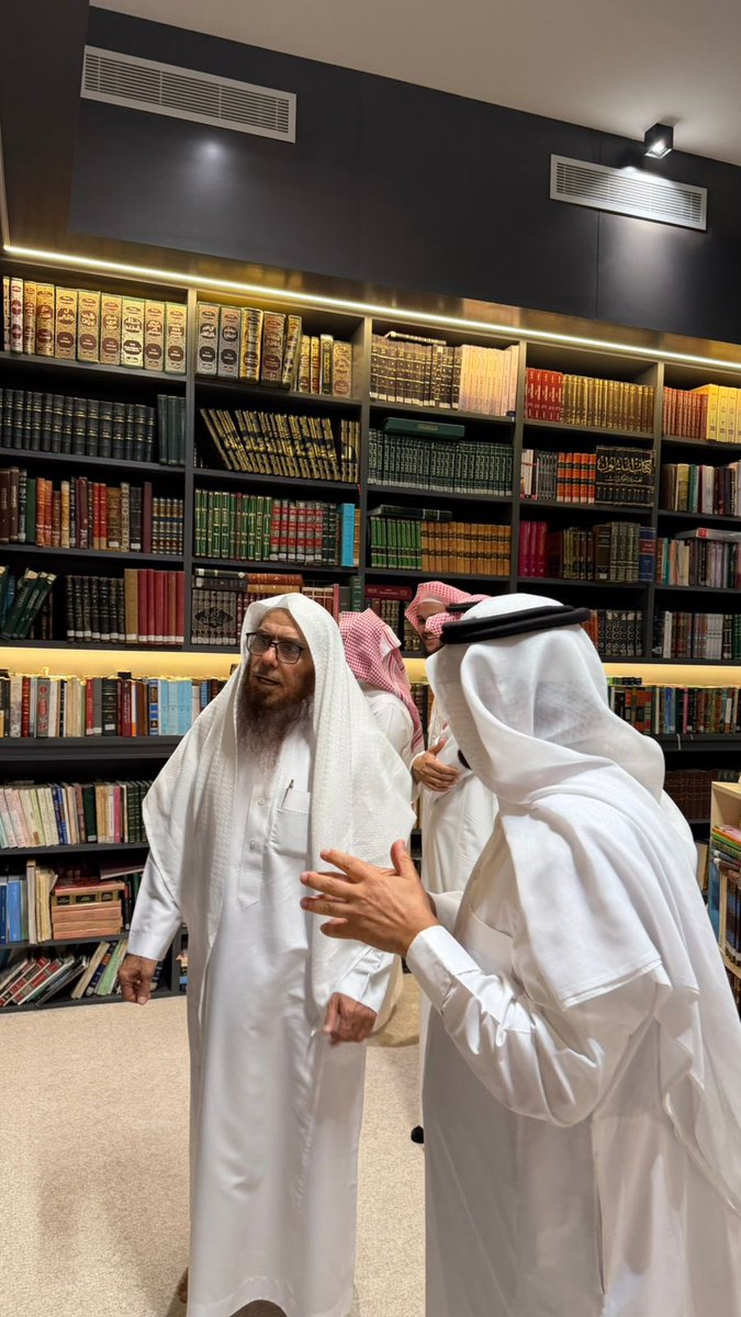 tholothia's tweet photo. شرّفني في #مكتبتي📚
الشيخ الدكتور /عبدالرحمن بن صالح المحمود ،استاذ العقيدة في جامعة الإمام محمد بن سعود الإسلامية بالرياض 
وقد قمنا بجولة على أقسام #المكتبة واطلع على نوادرها ،
والشيخ عبدالرحمن من كبار عشّاق الكتاب في المملكة ،ولديه #مكتبة كُبرى ،بل من أكبر وأنفس #المكتبات_الخاصة تضم نوادر ونفائس ،
وقد قدمت ُله بعض إصدارات #دار_الثلوثية ومنها كتابي محمد العبودي كما عرفته ،
كما تلقيت ُمن فضيلته نسخة ً فاخرة ً من كتاب (موقف شيخ الإسلام ابن تيمية من الأشاعرة ) وهو أصل رسالته لنيل درجة الدكتوراه عام 1409هـ
وهي من أعظم الدراسات العقدية التي تناولت جهود شيخ الإسلام ابن تيمية في العقيدة ،وردوده على الأشاعرة ،
وقد رجع الدكتور عبدالرحمن إلى أكثر من 888 مرجع ومصدر ، وتقع في مجلدين كبيرين ،
فجزاه الله خيرا على هذه الزيارة والإهداء ،