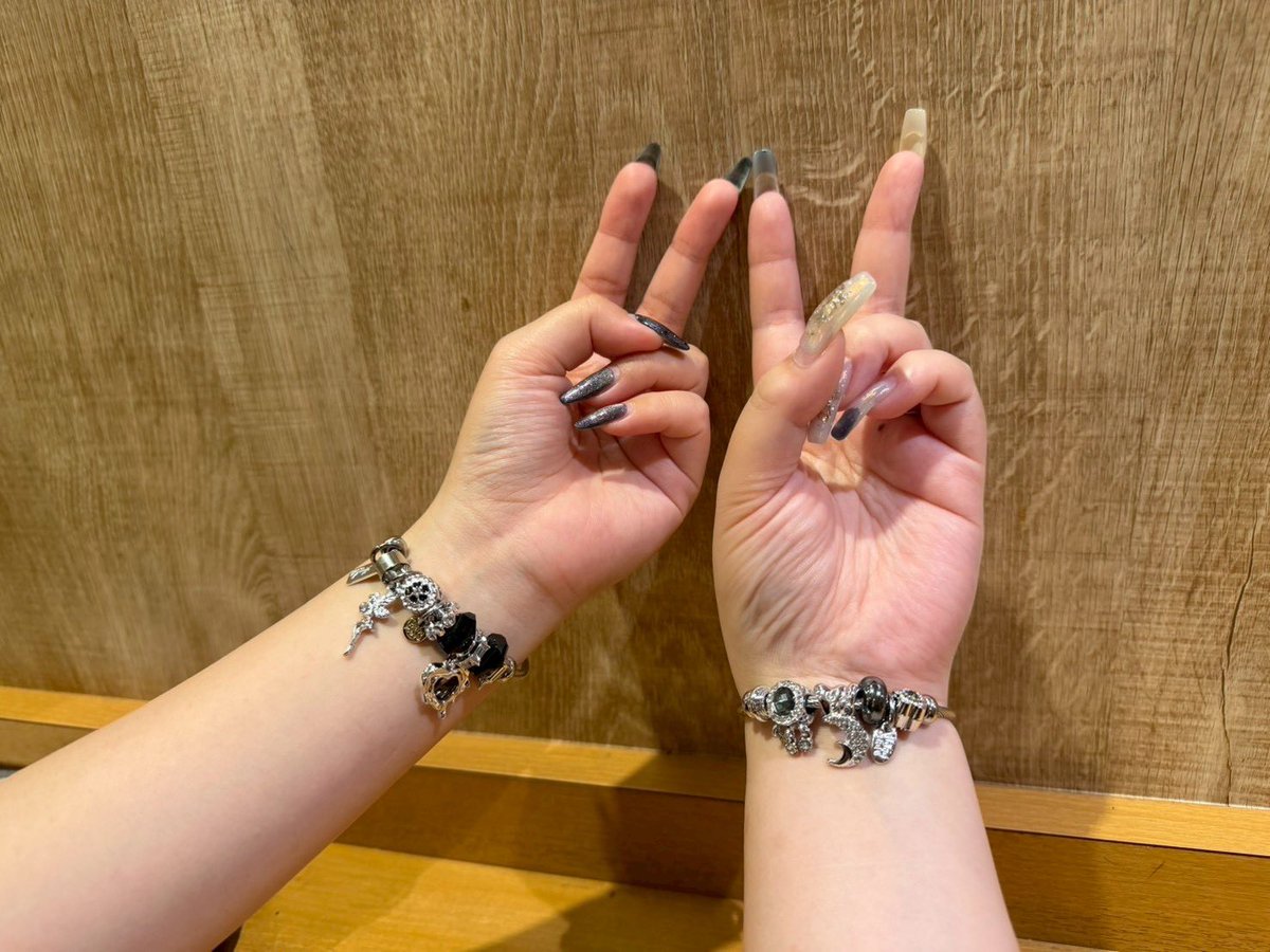 SB_0306_'s tweet photo. 餃子🥟🥢 withなぎちゃん💕

めっちゃ美味しかった🤤✨️
食べられてないものもあるからまた行くゾ🙌🏻

お揃いのブレスレットもゲット😚💓 https://t.co/oldgtdv1J7